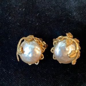 Vintage Miriam Haskell Baroque Pearl clip on Earrings